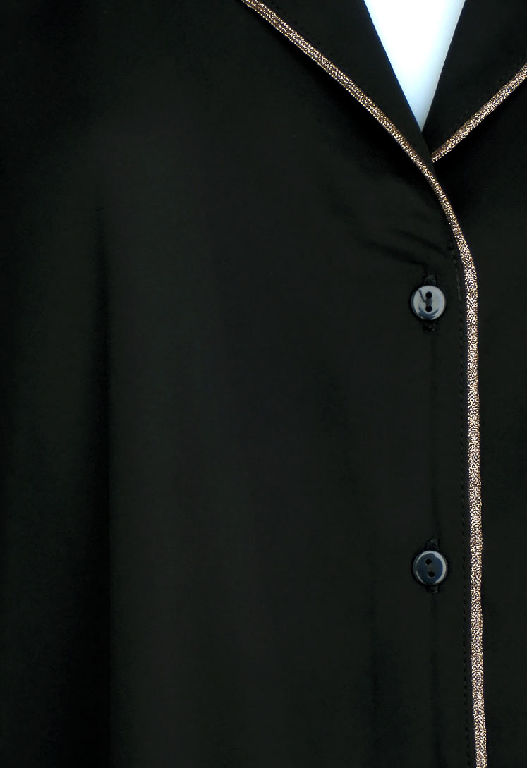 camisa negra con botones blancos
